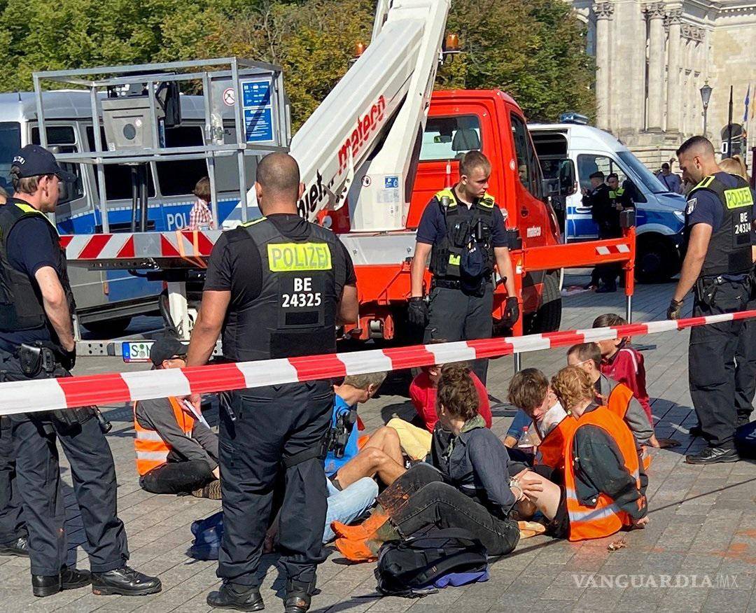 $!La policía confirmó que detuvo a 14 activistas afiliados a “Última Generación“.