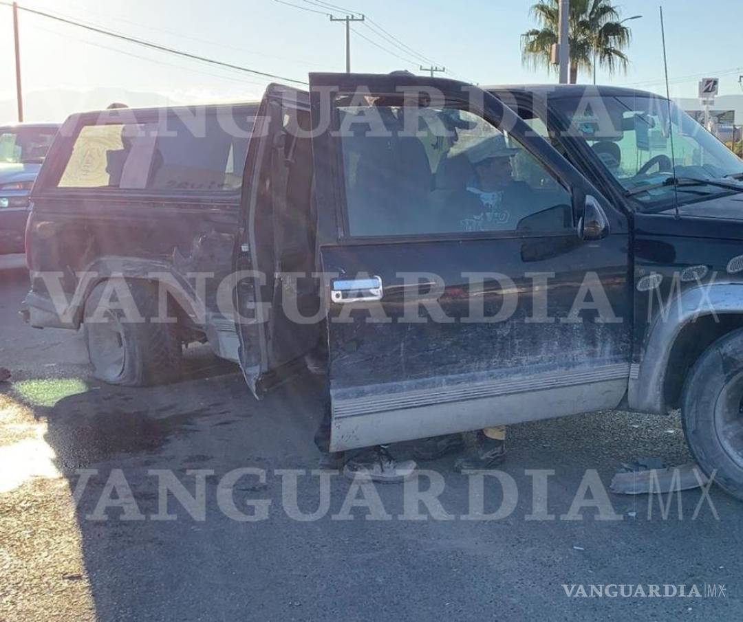 $!Choque en Musa de León y Colosio, al norte de Saltillo, deja tres albañiles lesionados