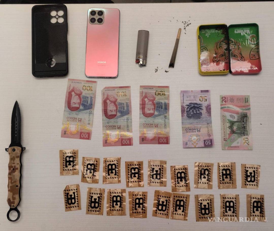 $!Al detenido le aseguraron un arma blanca, 18 dosis de presunta cocaína, un cigarrillo artesanal y un celular.