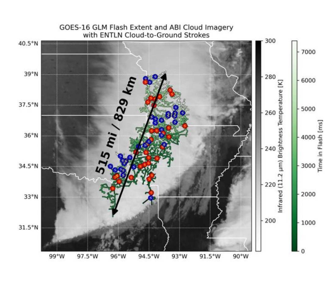 $!Imagen satelital del relámpago de extensión récord de 829 km que se extendió desde el este de Texas hasta cerca de Kansas City el 22 de octubre de 2017.