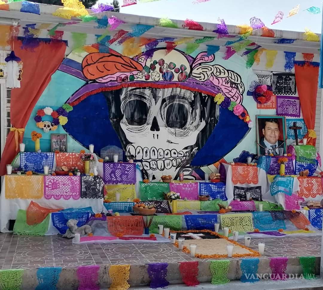 $!¿Ya viste estos altares en Saltillo? Dedicados a familiares, Walt Disney, Juan Gabriel, Cri-Cri y más (Fotos)