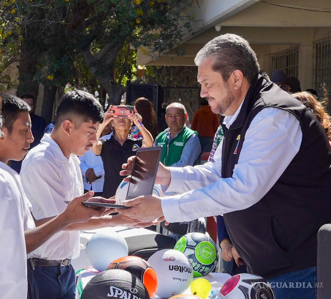 $!Un total de 70 estudiantes fueron beneficiados directamente, informó el Alcalde.