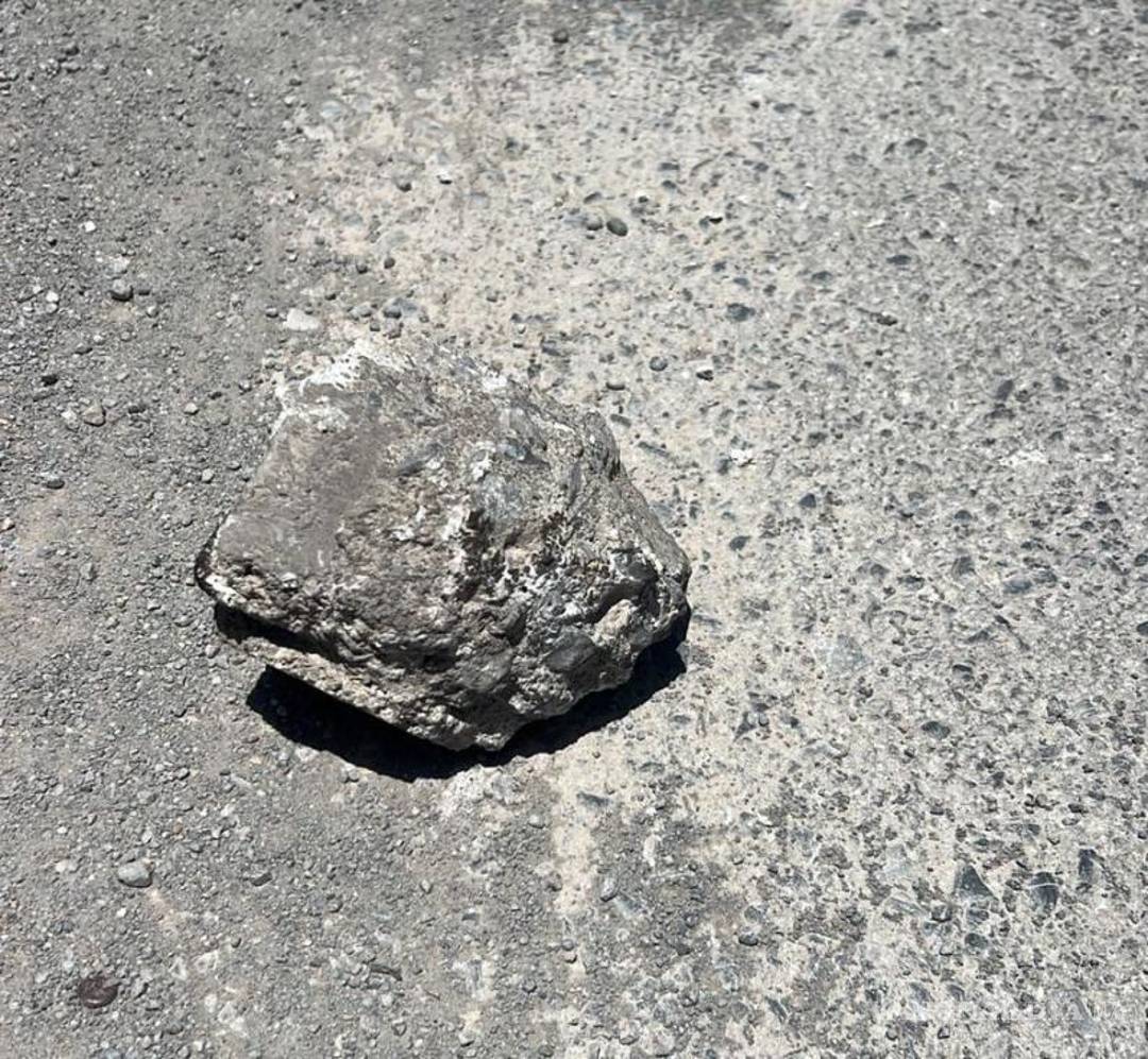 $!El pedazo de banqueta utilizado en la agresión, que causó graves heridas en la cabeza del hombre de 48 años.