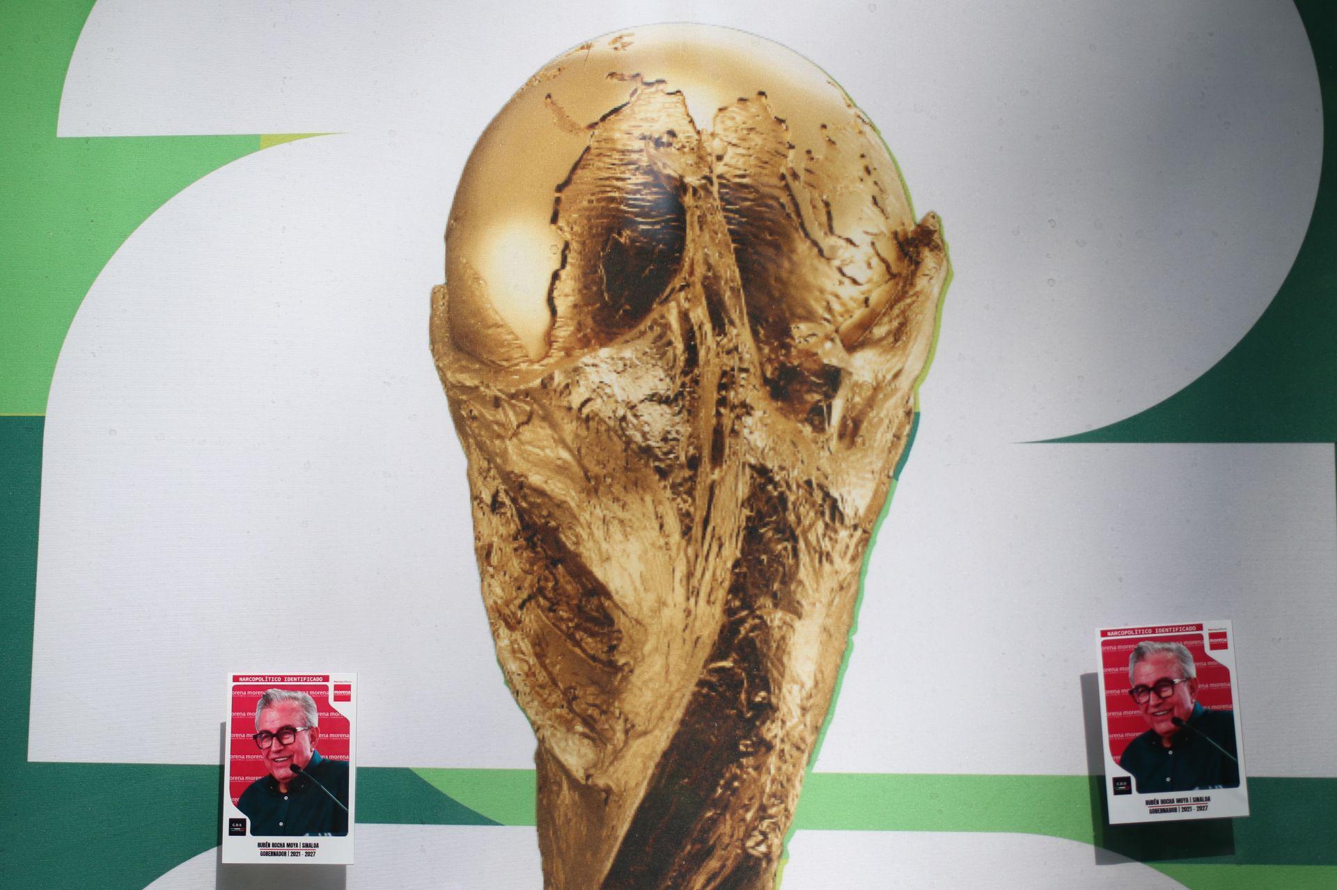 Junto a Ronaldo y Messi, pegan estampas de Rocha Moya y narcopolíticos en exposición del Mundial