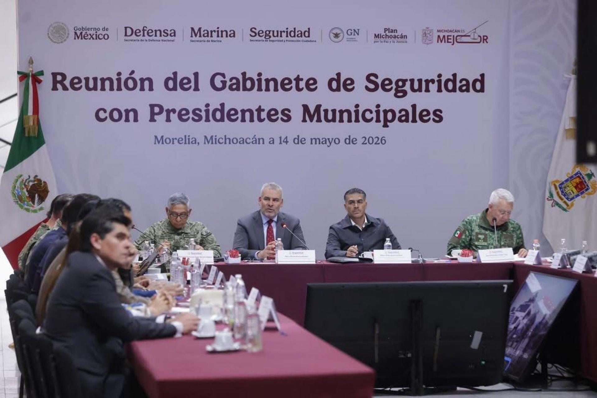 Harfuch realiza reunión de seguridad con titulares de la Marina y Defensa en Michoacán