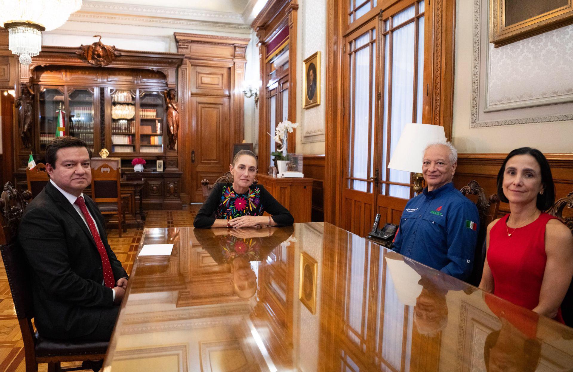 Claudia Sheinbaum Pardo, Presidenta de México, anunció la saluda de Víctor Rodríguez al frente de Pemex, en su lugar estará Juan Carlos Carpio, destacó el trabajo del primero y señaló que dirigirá el Instituto de Electricidad y Energías Limpias. En la reunión estuvo la secretaria de Energía, Luz Elena González Escobar.