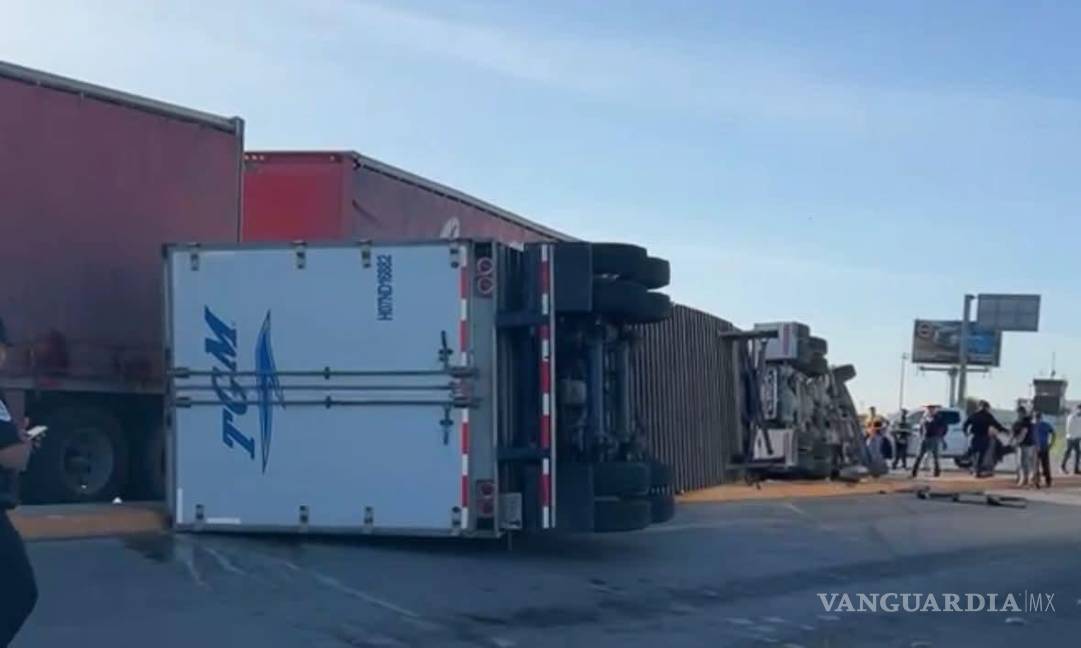 $!Un camión de Coca-Cola fue impactado mientras se encontraba detenido en un semáforo. Ambos choferes resultaron con lesiones menores.