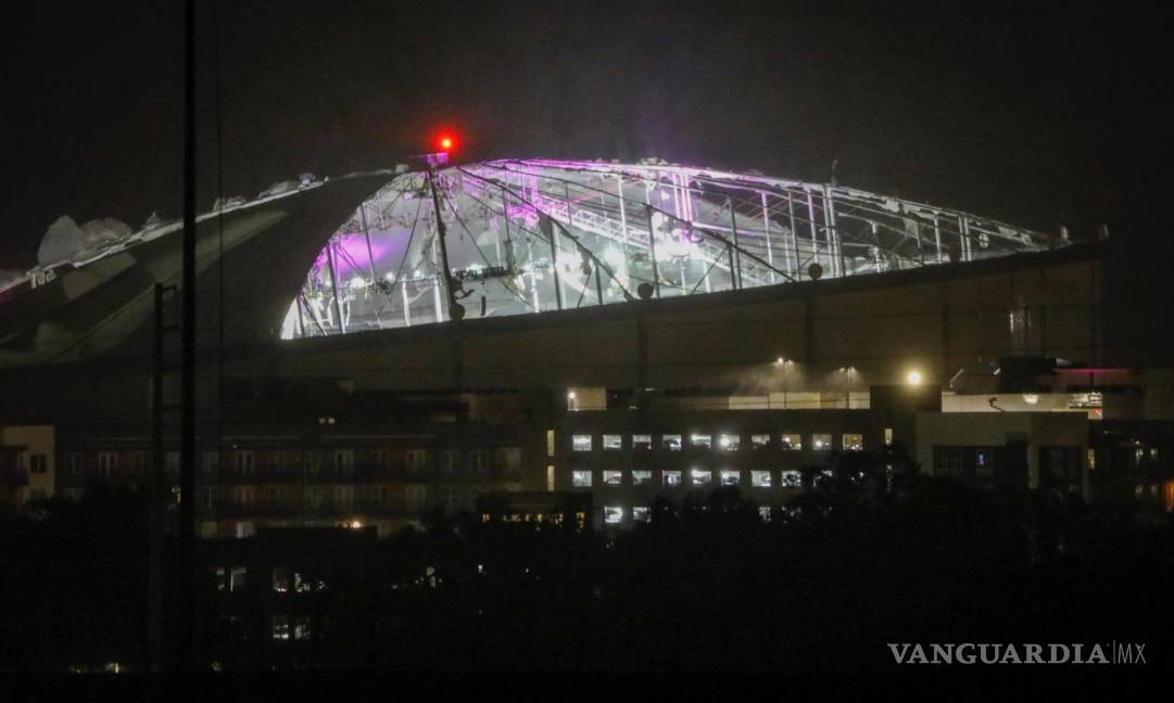 $!El techo del Tropicana Field, el estadio de los Rays de Tampa Bay de la MLB, parece mostrar graves daños tras el paso del huracán Milton en St. Petersburg, Florida.