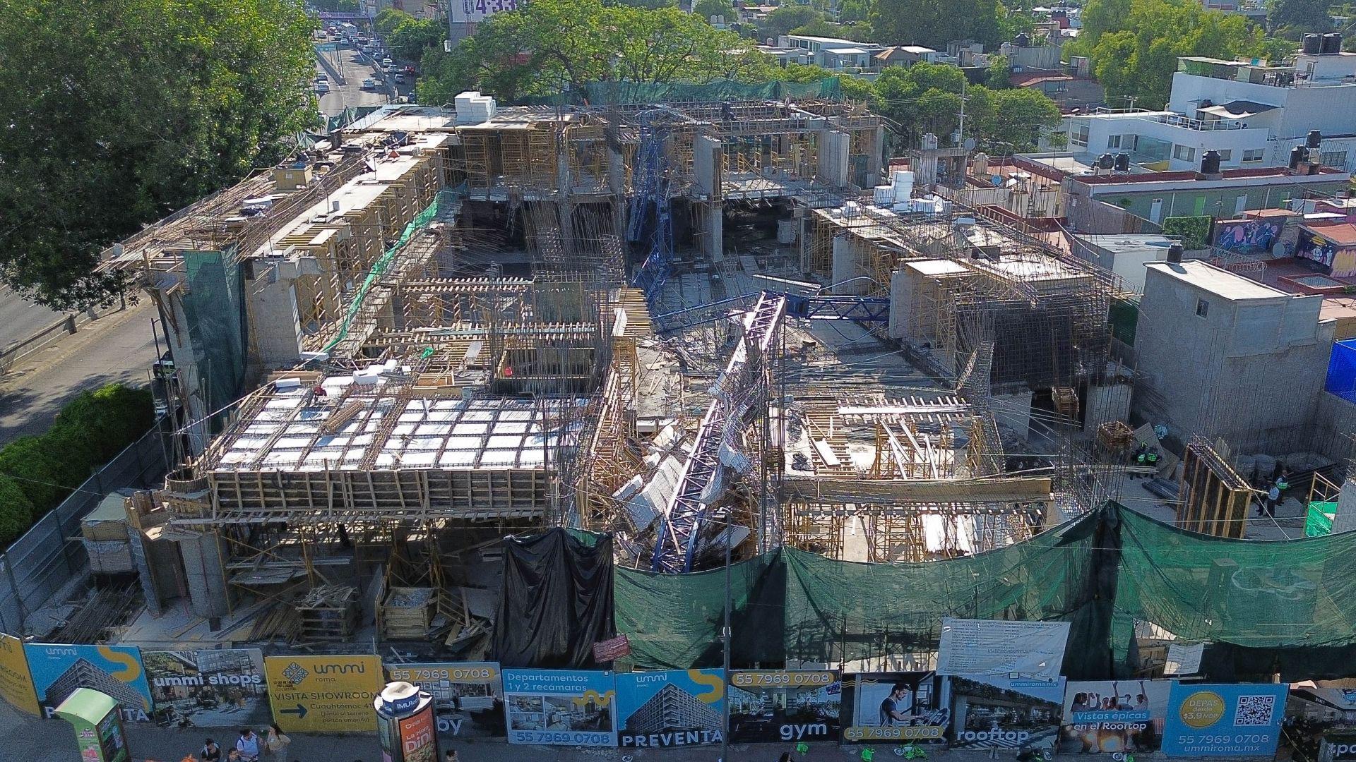Grúa telescópica de construcción se desploma en CDMX, deja al menos cinco heridos