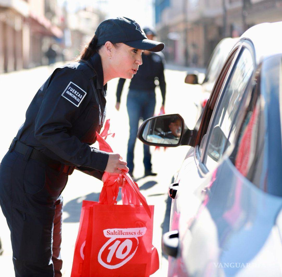 $!Agentes de tránsito proporcionarón asesoramiento sobre señales de tráfico y conducta segura en la vía pública.