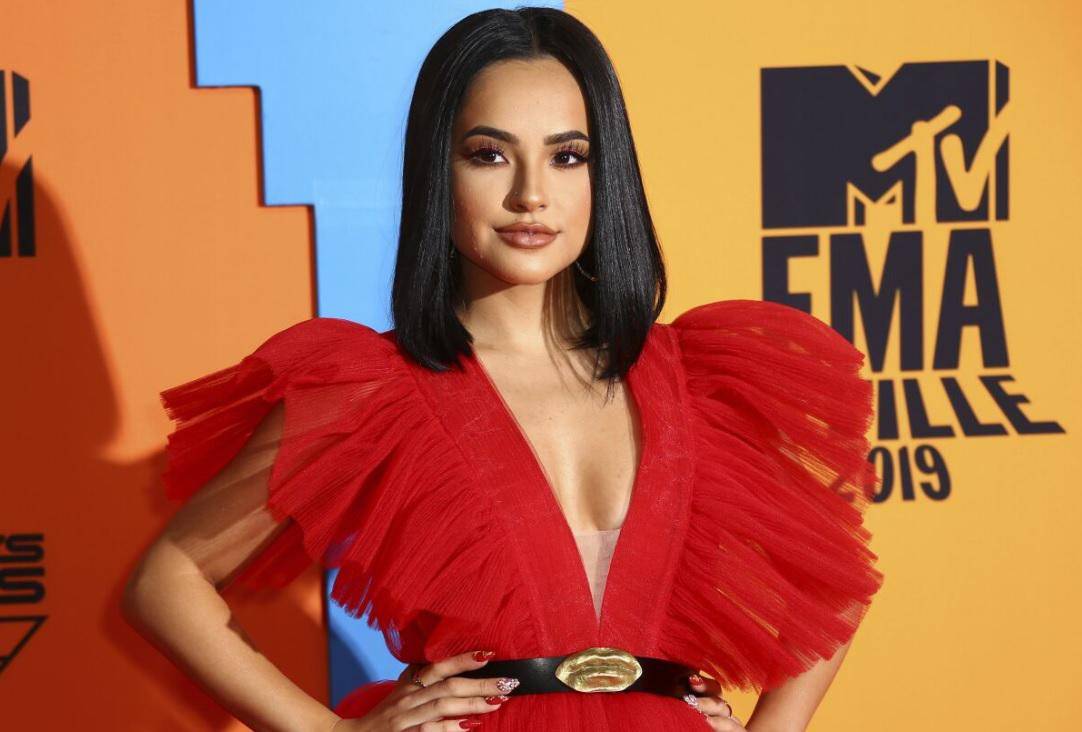 ¿De vuelta a los 80? Becky G muestra el vestido ideal para la primavera