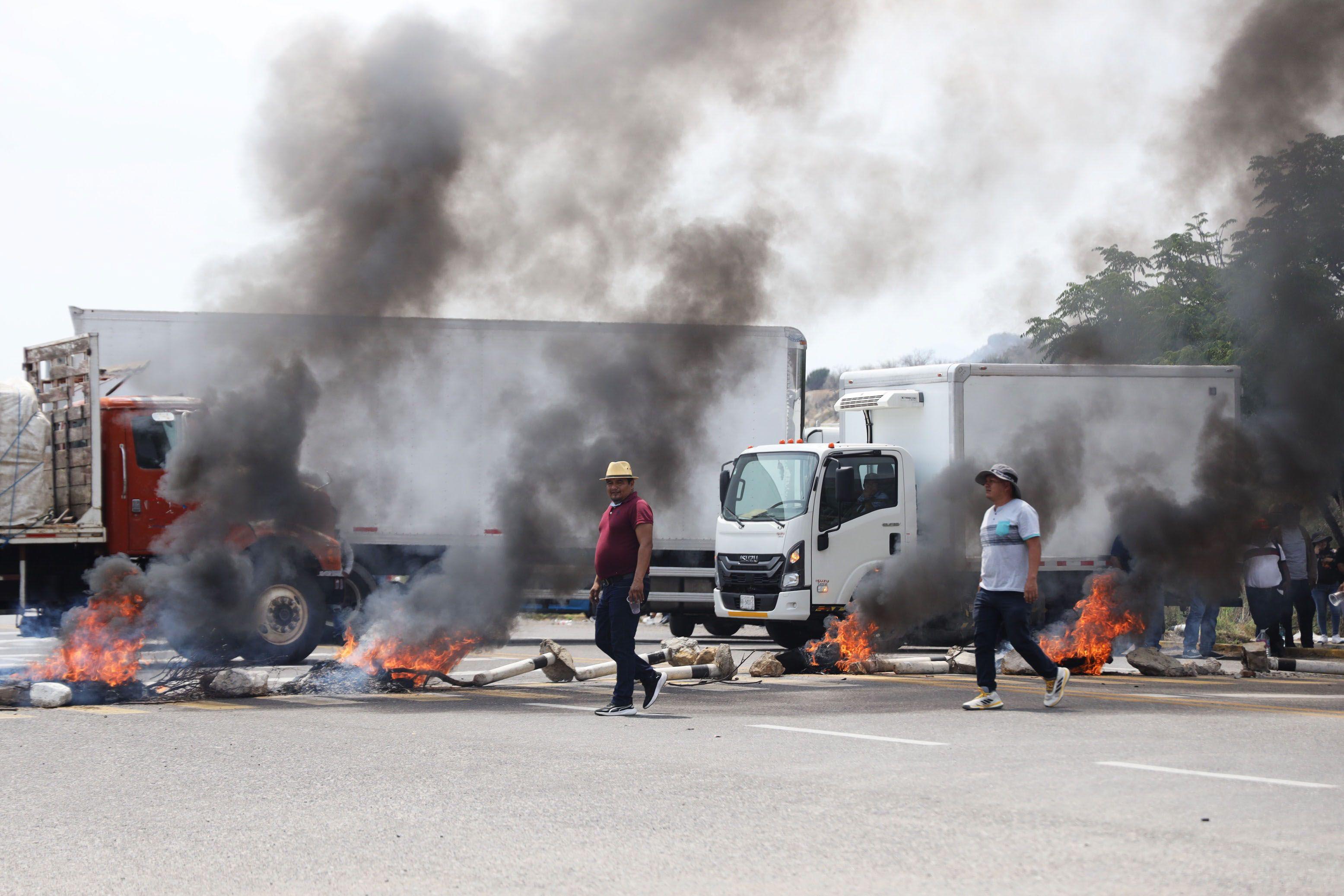 Se enfrentan pobladores con maestros por bloqueos carreteros en Oaxaca