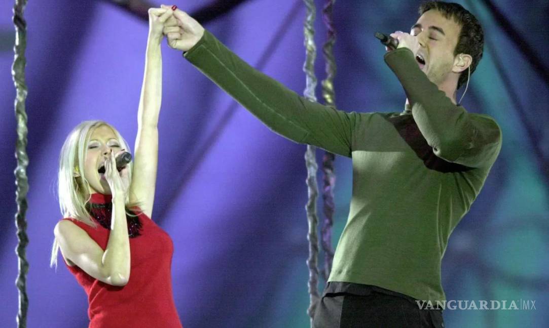$!Enrique Iglesias acompañó a Christina Aguilera en enero de 2000.