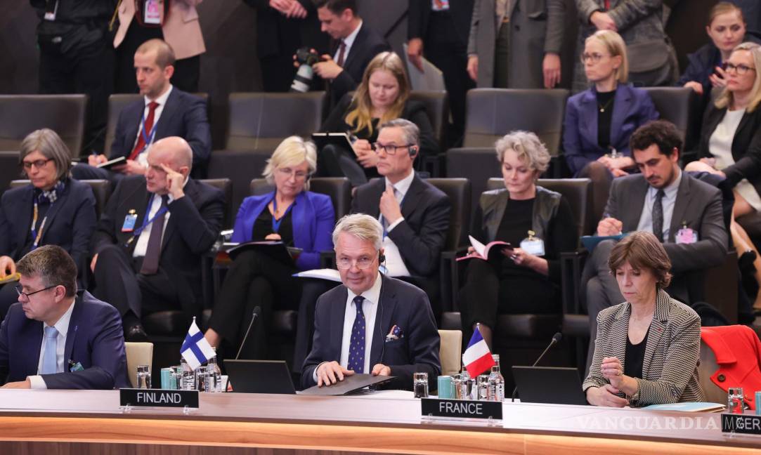 $!El ministro de Relaciones Exteriores de Finlandia, Pekka Haavisto (centro), asiste a la reunión de ministros de Relaciones Exteriores de la OTAN en Bruselas, Bélgica.