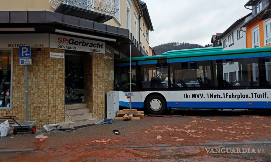$!Accidente de autobús escolar en Alemania deja 50 heridos