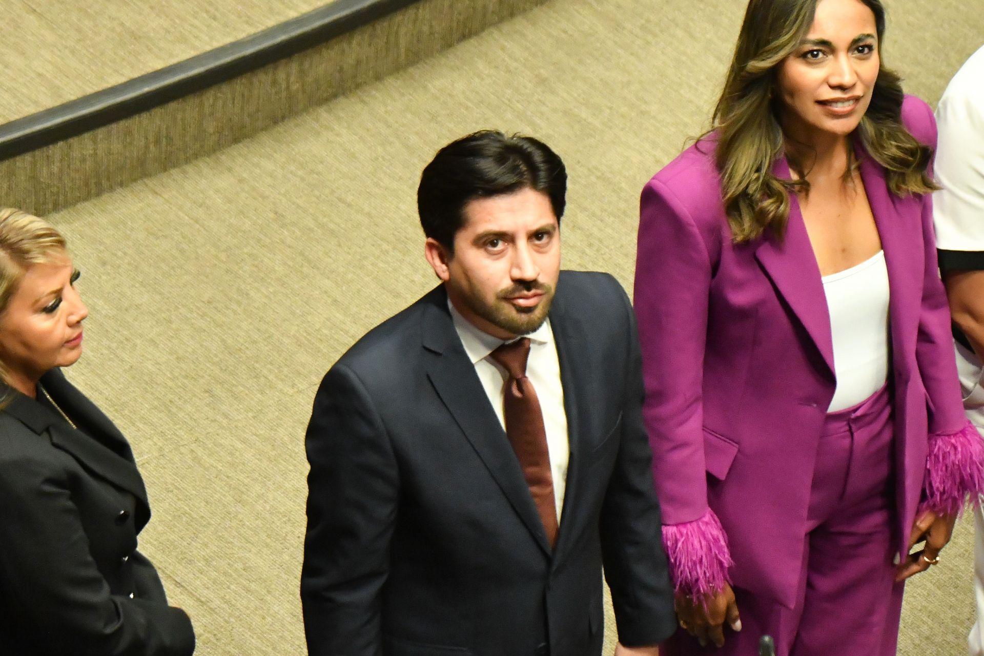 Senado aprueba licencia de Enrique Inzunza... por 22 horas; rinde protesta su suplente