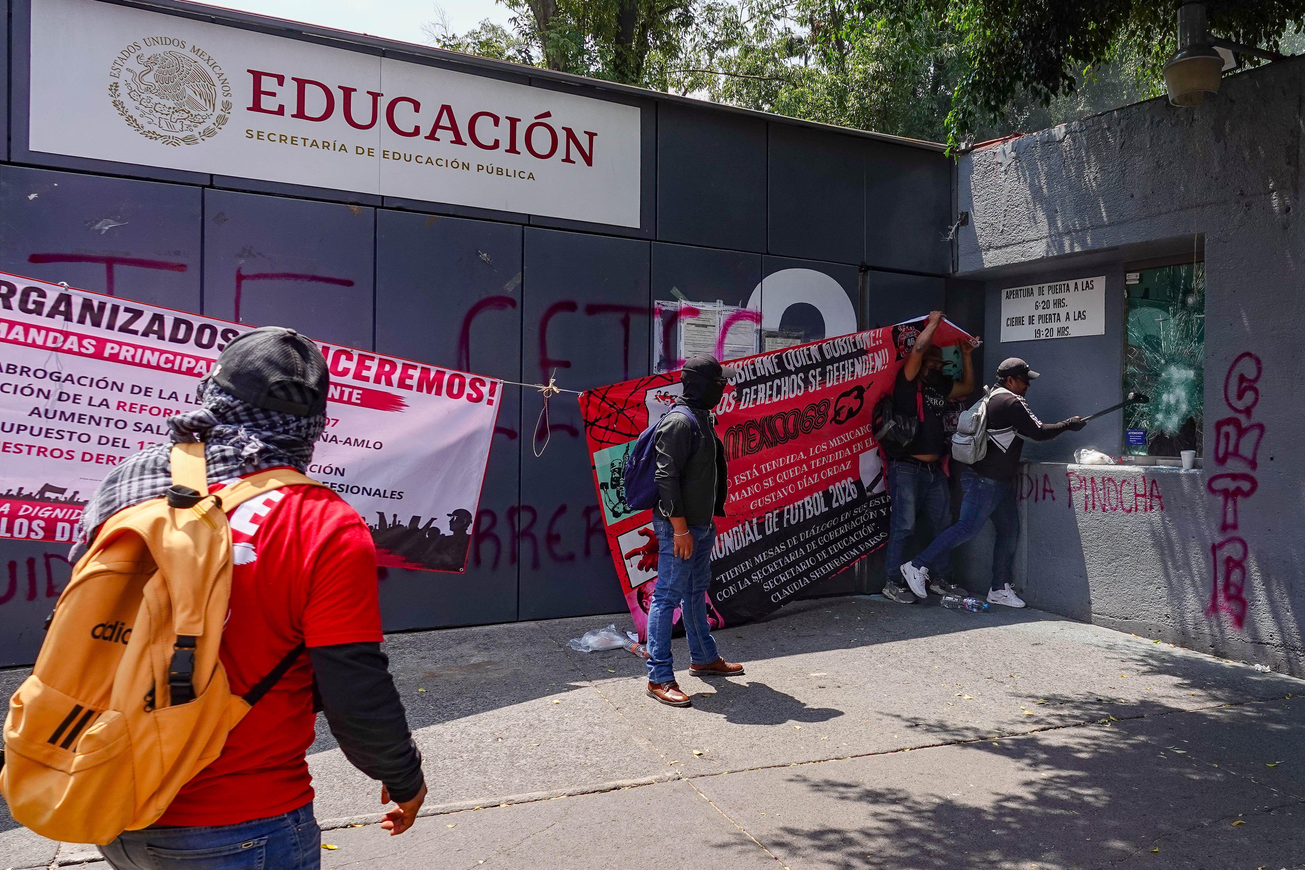 CNTE eleva protestas: bloquea y vandaliza edificios de SEP e ISSSTE
