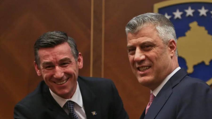 El expresidente de Kosovo, Hashim Thaci (derecha), fue declarado culpable de crímenes de guerra, incluidos asesinato, tortura y detención ilegal, por el tribunal de crímenes de guerra de Kosovo en La Haya.