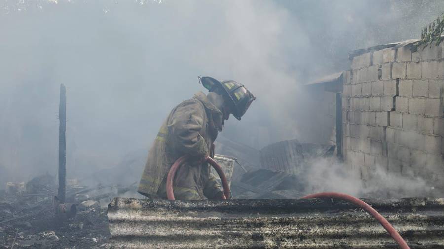 Elementos de Protección Civil de Nuevo León (PCNL) atendieron el incendio de tres tejabanes en el municipio de Guadalupe, sin reporte de lesionados.