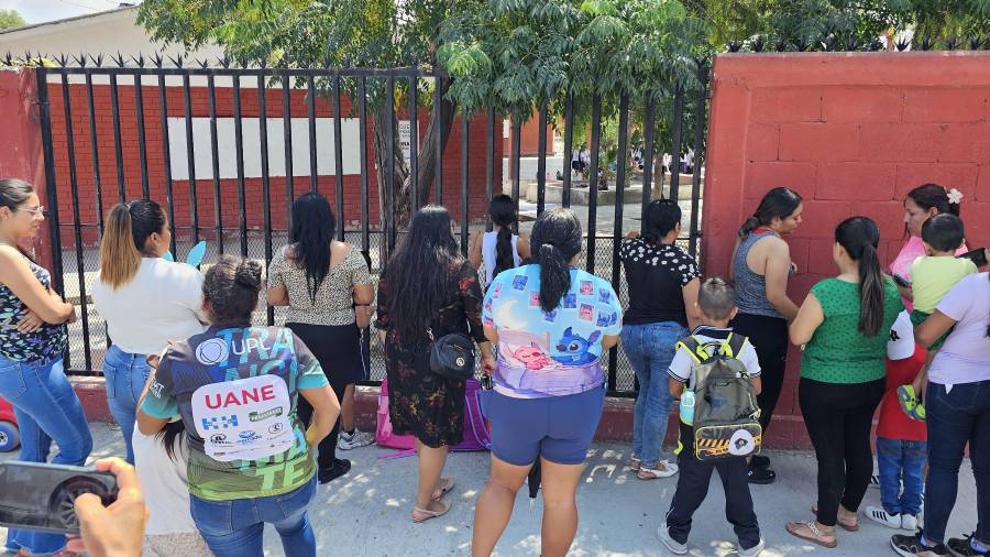 Padres de alumnos de segundo grado se concentraron afuera de la primaria Sor Juana Inés de la Cruz para exigir una solución a la falta de docente.