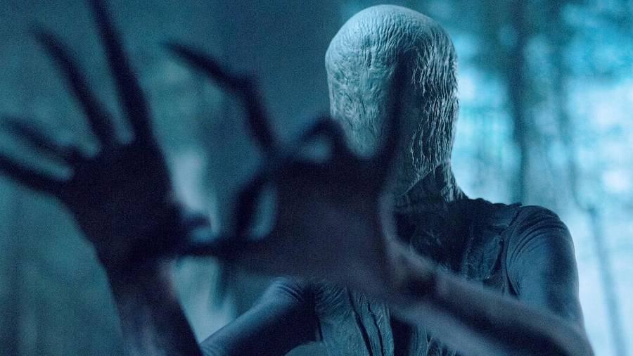 “Slender Man” es una película de terror sobrenatural estadounidense de 2018 dirigida por Sylvain White y escrita por David Birke, basada en el personaje ficticio del mismo nombre.