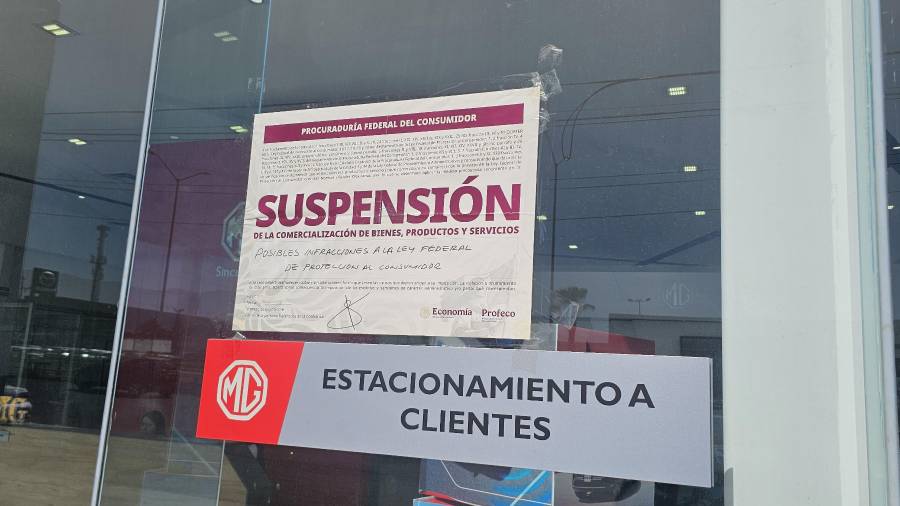 Profeco colocó sellos de suspensión en la agencia MG Saltillo.