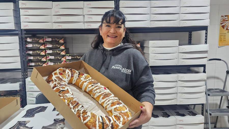 Panaderías tradicionales elaboran roscas frescas para mantener viva la tradición del Día de Reyes.