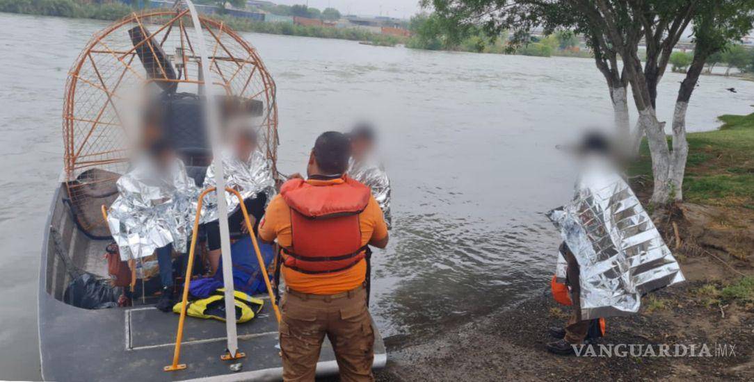 $!Piedras Negras: rescatan a migrante embarazada y 3 menores atrapados en el Río Bravo