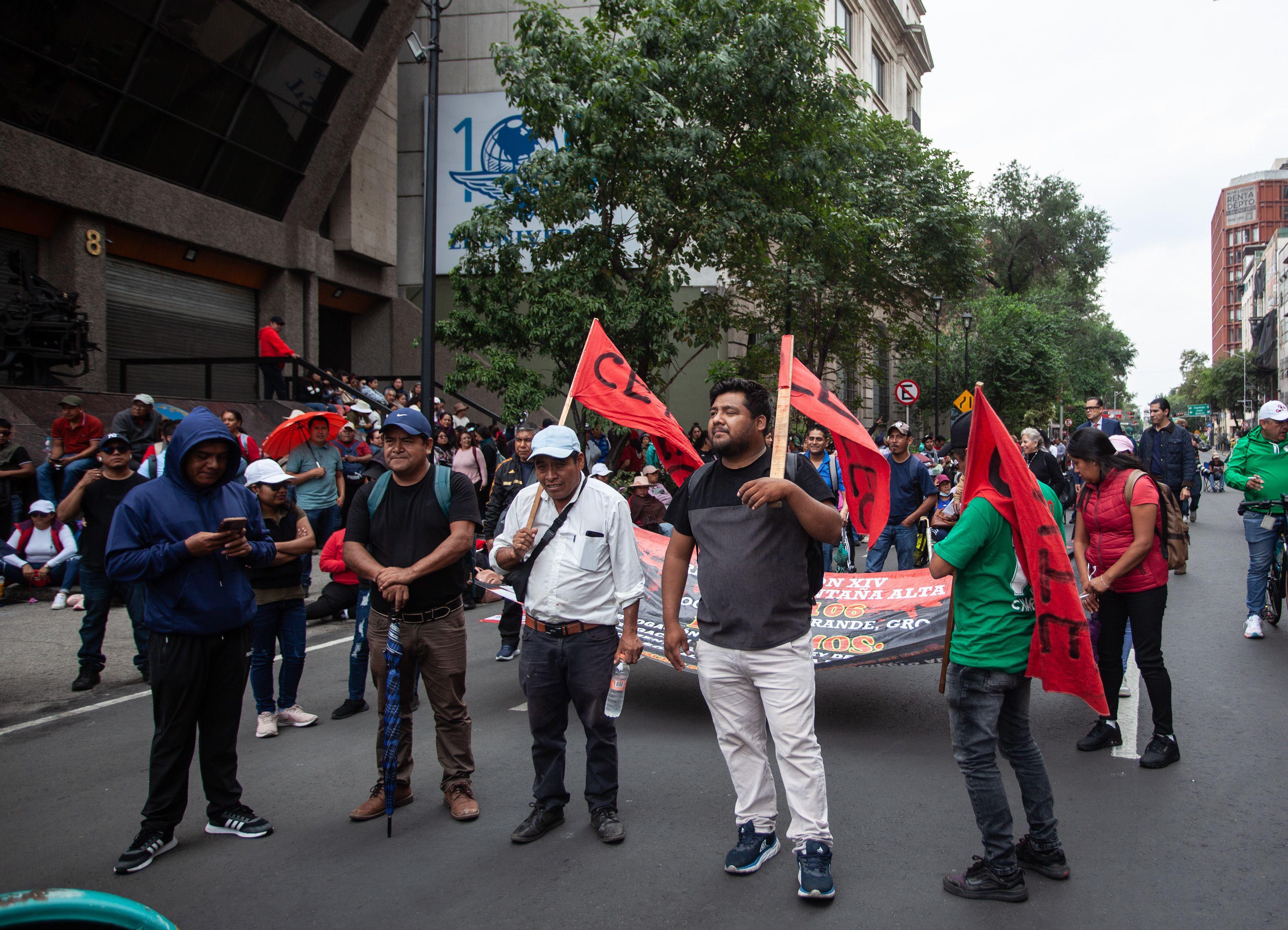 Denuncian retención de padres de los 43 estudiantes de Ayotz