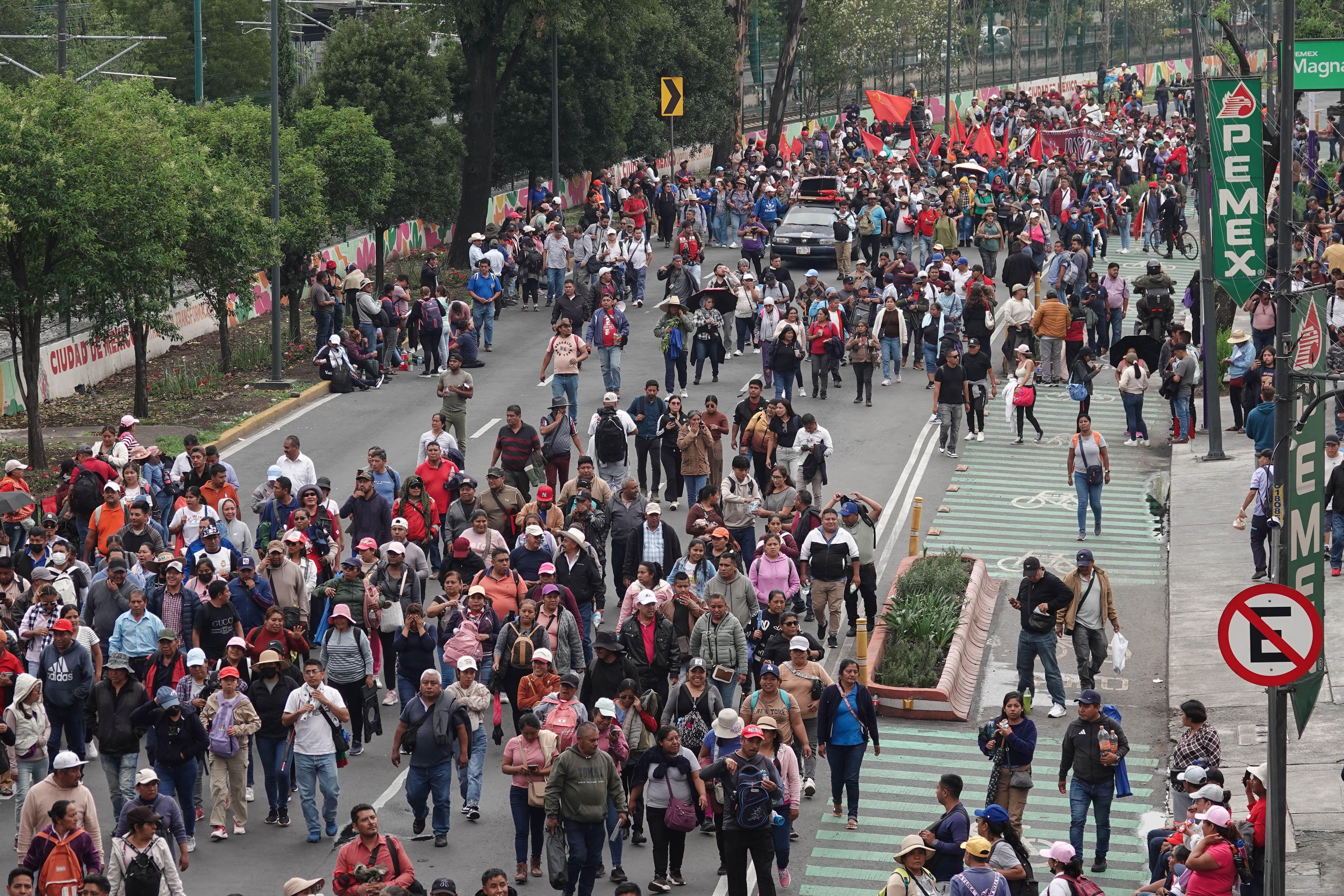 Mantiene CNTE tomas y bloqueos en cinco estados
