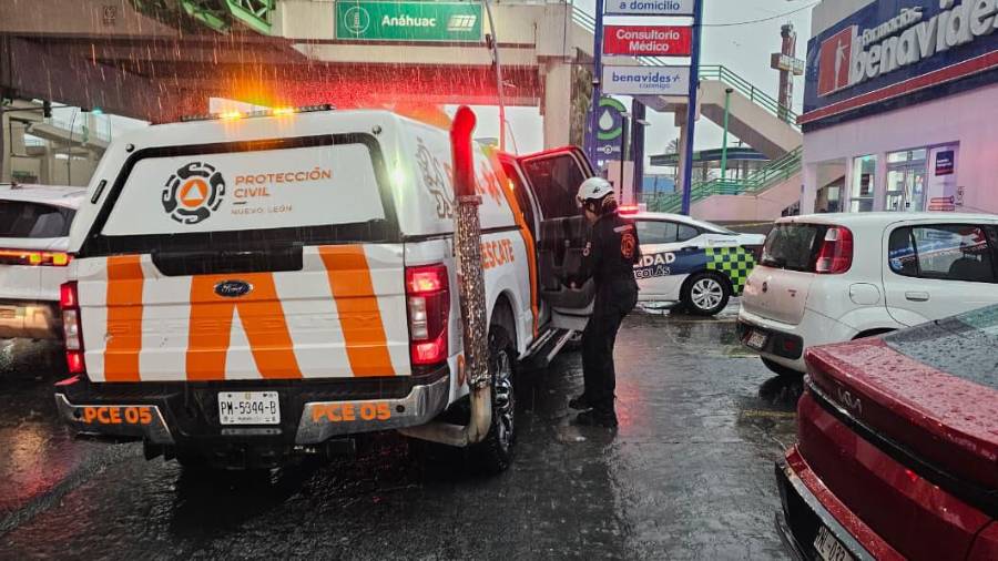 Una mujer sin vida, dos jóvenes desaparecidos que fueron arrastrados por las corrientes, así como inundaciones y cierres viales dejaron las lluvias y fuertes ráfagas de viento en Nuevo León.