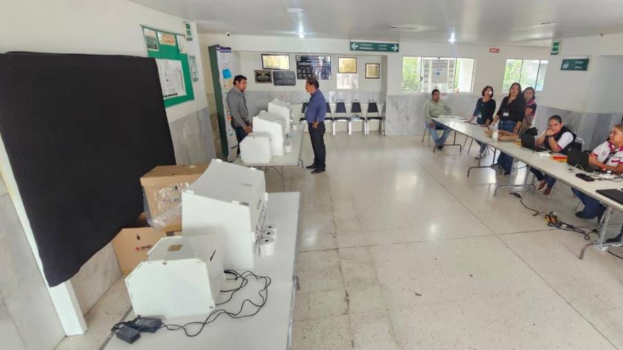 Una falla eléctrica provocó daños en dos computadoras de la casilla especial instalada en el Hospital Ixtlero de Ramos Arizpe.