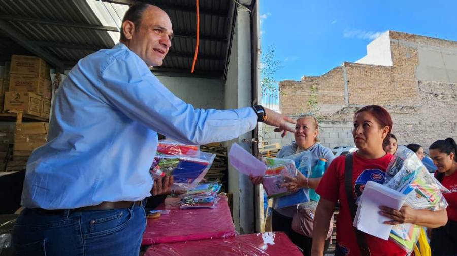 Jericó Abramo Masso señaló que cada paquete incluye cuadernos, artículos de escritura, juego de geometría y otros materiales escolares.