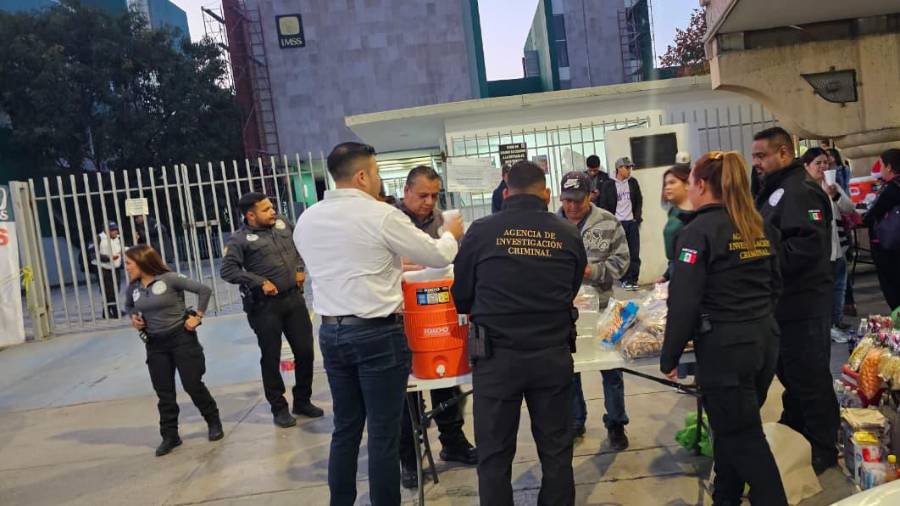 La actividad consistió en la entrega de pan y café a personas que esperaban afuera del área de urgencias.