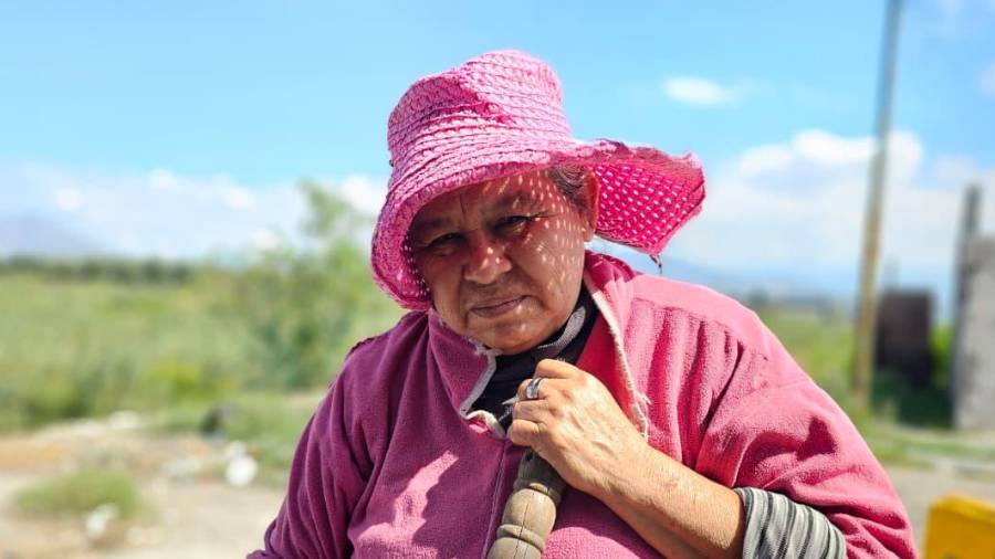 Una de las vecinas de la colonia Analco, donde el desgaje del arroyo La Encantada amenaza con derribar viviendas.