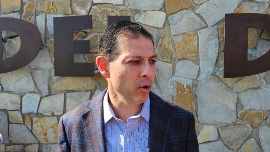 El rector de la UAdeC, Octavio Pimentel, anunció la ampliación del periodo de entrega de fichas de admisión ante la alta demanda de aspirantes para el próximo ciclo escolar.