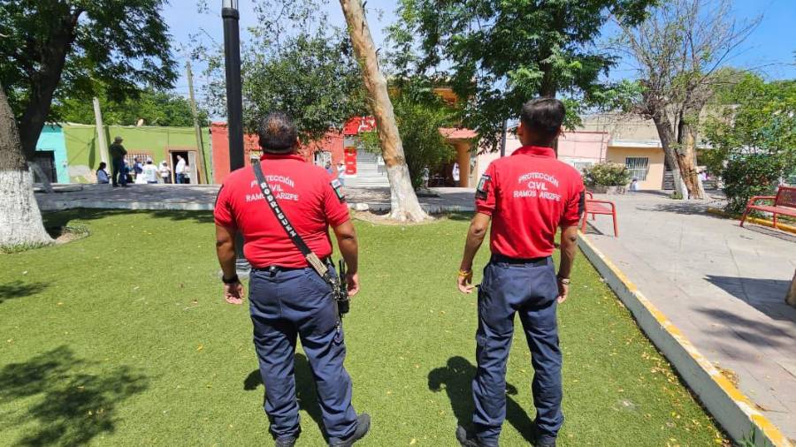 Personal de Protección Civil realizó recorridos para atender reportes de árboles en riesgo en plazas públicas de Ramos Arizpe.
