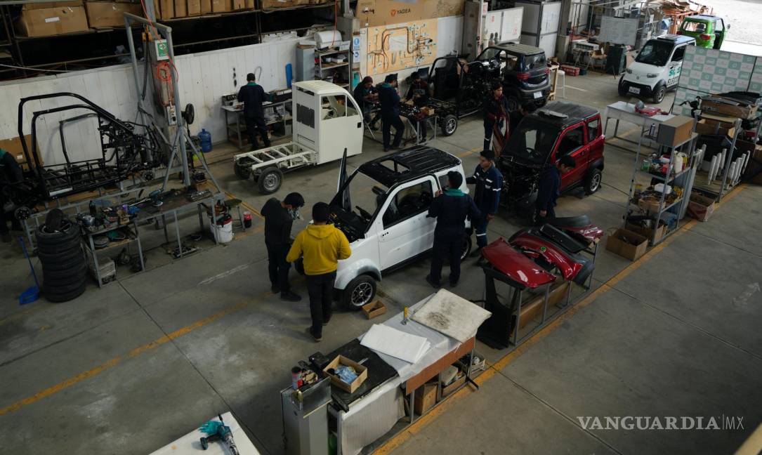 $!Los empleados trabajan en una línea de ensamblaje de automóviles eléctricos Quantum en una fábrica en Cochabamba, Bolivia.