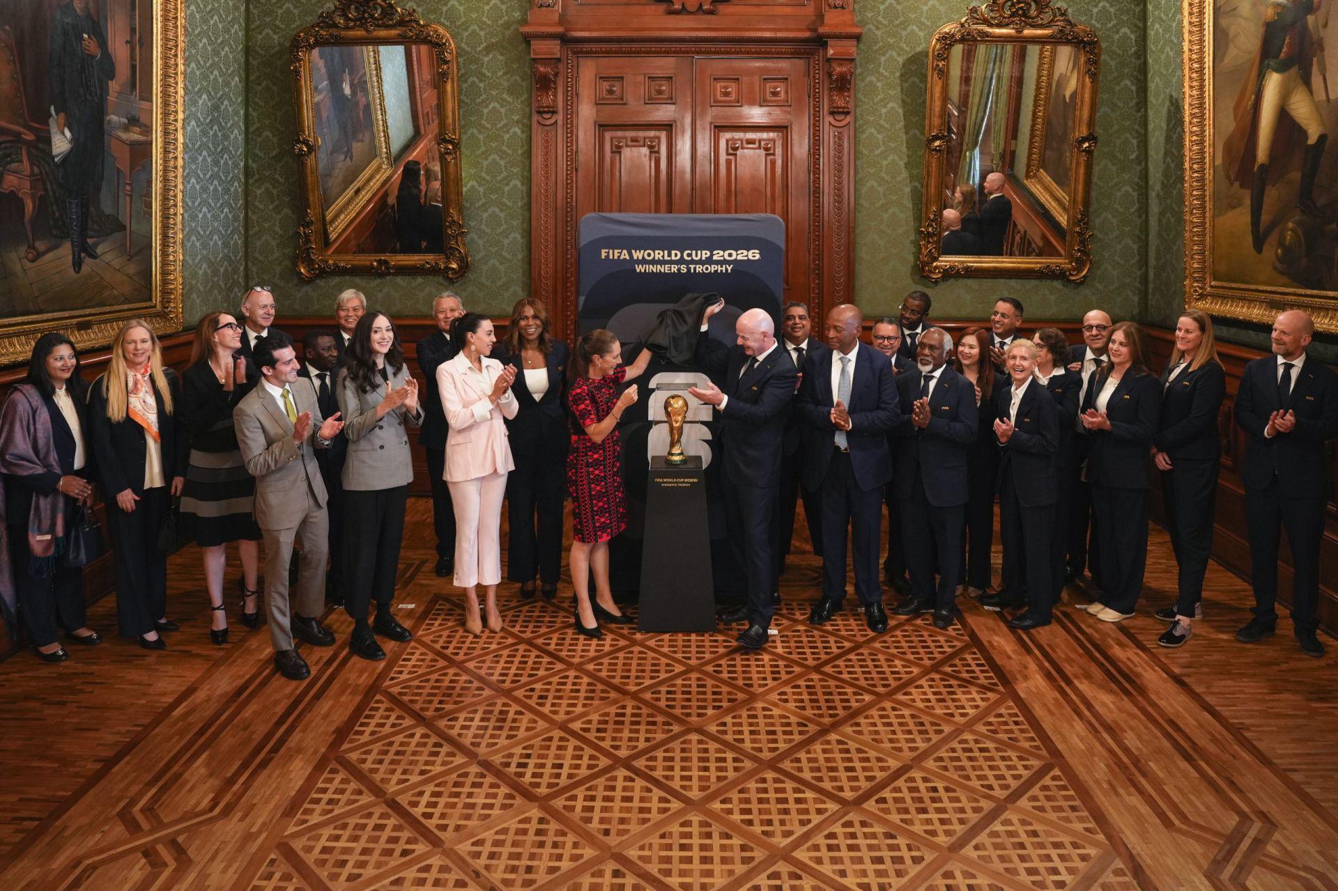 Sheinbaum recibe al director de la FIFA, Gianni Infantino, e