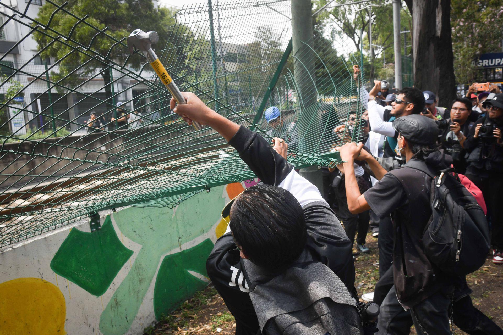 Tren Ligero de la Ciudad de México suspendido por obstruccio