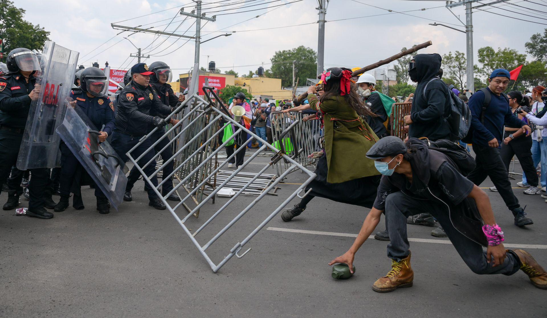 ‘Bloque Negro’ intenta irrumpir en la Puerta 8 del Estadio A