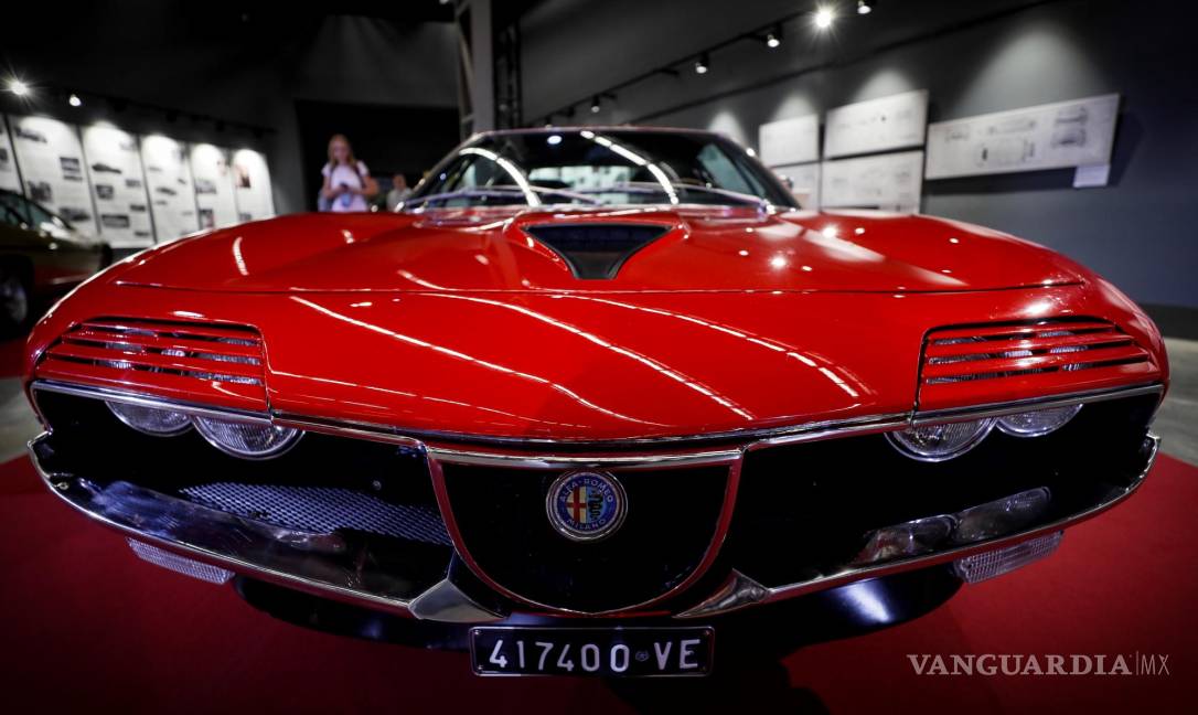 $!Un Alfa Romeo Montreal 1971 diseñado por el diseñador y constructor de automóviles italiano Nuccio Bertone se exhibe durante la ceremonia de apertura de la exposición ‘100 años de autos de estilo italiano de Nuccio Bertone’ en Moscú, Rusia. EFE/EPA/YURI KOCHETKOV