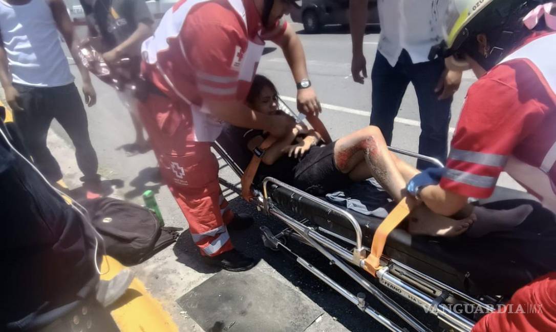 Caen al pavimento padre e hija porque una camioneta aventó su motocicleta