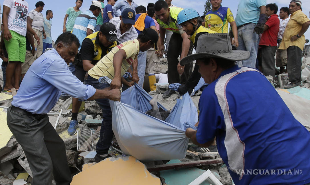 $!Sube a 238 la cifra de muertos por sismo en Ecuador