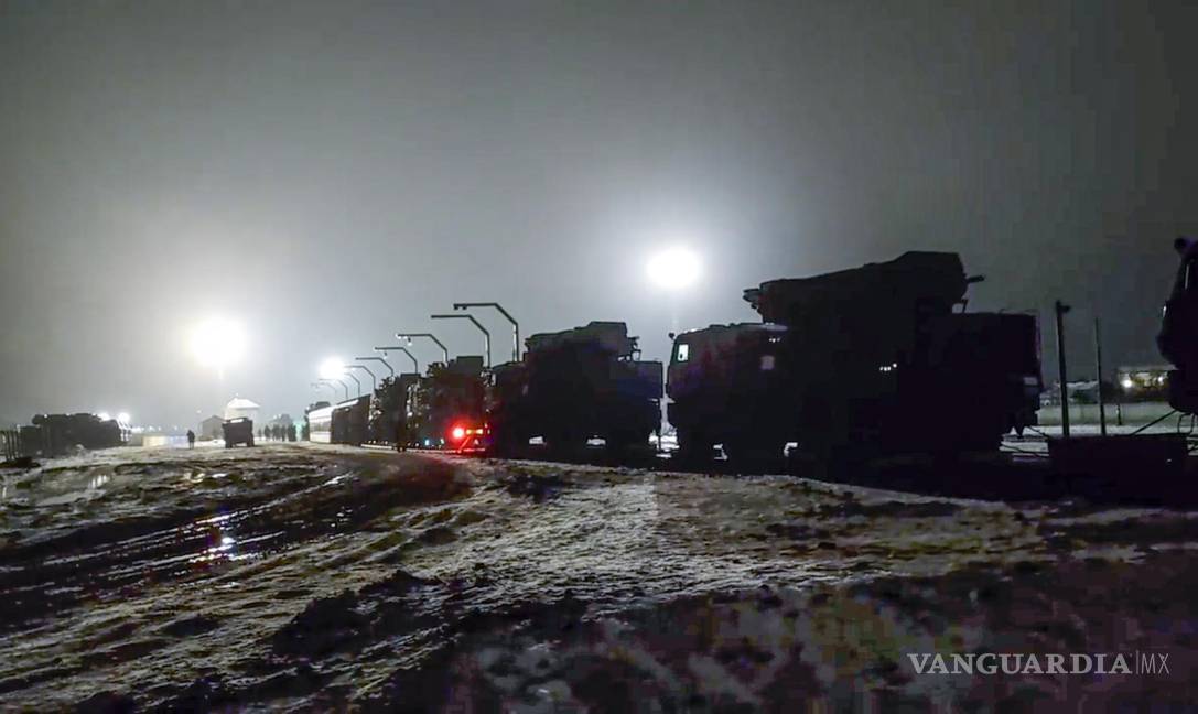 $!Vehículos militares rusos se preparan para salir de una plataforma ferroviaria después de llegar a Bielorrusia. AP/Russian Defense Ministry Press Service