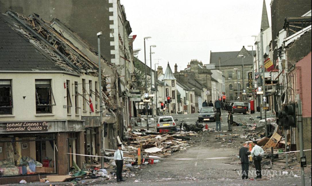 $!15/08/1998. Policías de la Royal Ulster Constabulary en Market Street, escenario de un coche bomba en el centro de Omagh, Co Tyrone en Belfast, Irlanda del Norte.