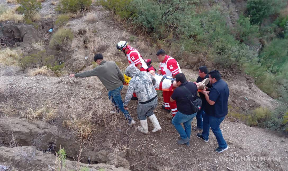 $!Rescatistas de la Cruz Roja trasladan a los heridos tras la caída de la camioneta al arroyo, sobre la carretera estatal 105 Parras-General Cepeda.