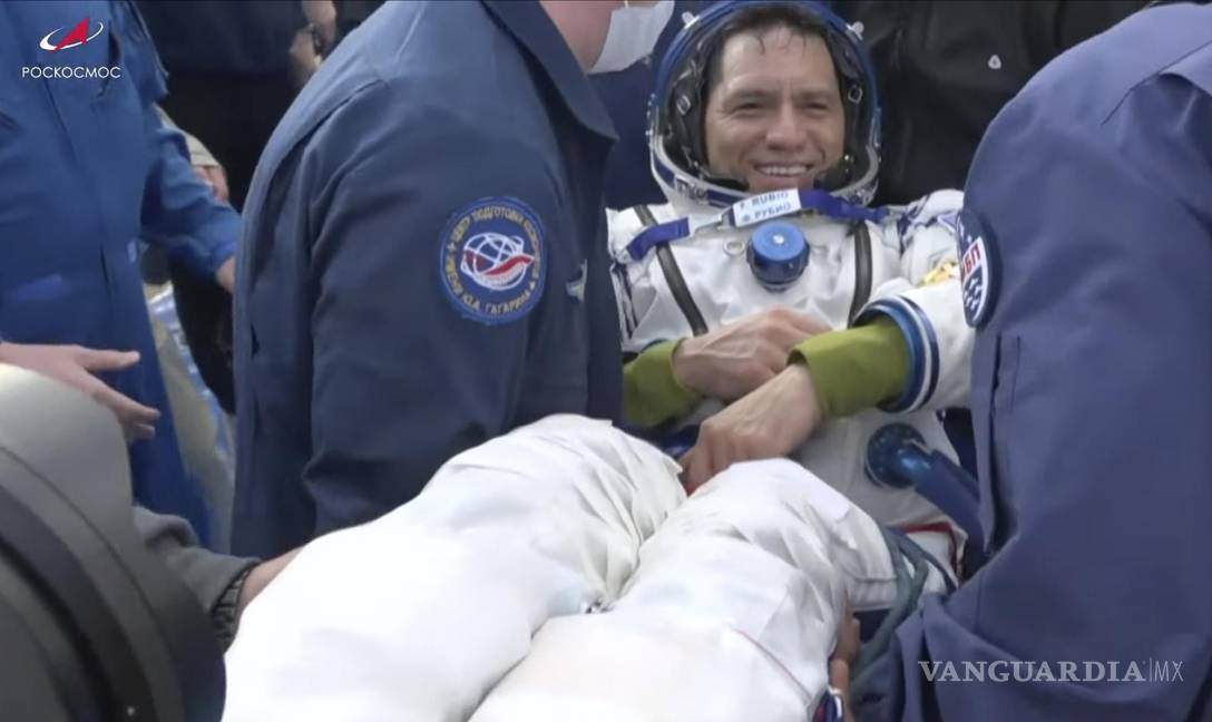 $!Los miembros del equipo de rescate llevan al astronauta de la NASA Frank Rubio después del aterrizaje de la cápsula espacial rusa Soyuz MS-23.