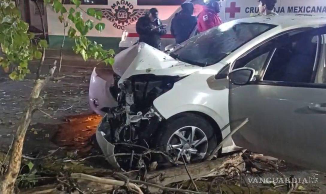 $!El vehículo se impactó contra un árbol ubicado en el camellón central del bulevar Egipto.