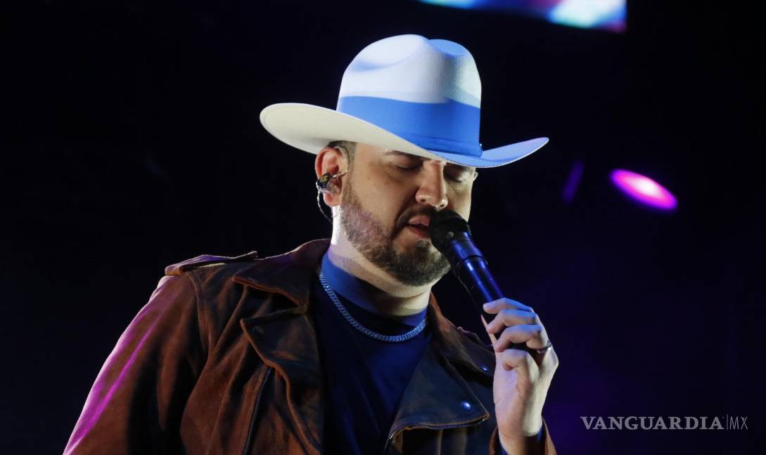 $!El exvocalista de Calibre 50 deleitó a miles de personas que cantaron a todo pulmón.